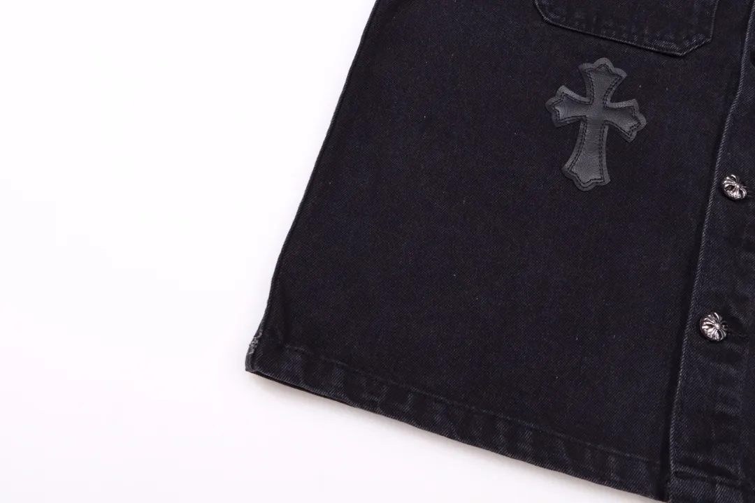 P270 model number: H349 Chrome Hearts leather cross patchwork embroidered shirt jacket! OS version can be worn by both men and women! The fabric is made of twill gauze cotton fabric! The texture is clear and smooth, not easy to wrinkle or fade! The embroidery process is complex and repetitive. There are more than 20 leather labels. It takes 6 repeated embroideries to complete the back body. ✅The requirements for the embroidery machine are very strict, and the distance is 45 cm! It won’t work if the spacing is too big, and it won’t work if it’s too small! We make clothes with care, and every detail must be restored one to one! The hardware is all carved and cast, and they are all genuine from the original factory! This piece of clothing consumes a lot of material, with more than 3 meters of material used for one piece of clothing! After the garment is made, it needs to be fixed at high temperature, washed at a water temperature of more than 70 degrees, and softened by adding softener to make the upper body softer and smoother! There is a flap on the sleeve that can be stored into short sleeves! Make it fit that understanding ⚠️ Color: Black Size: S-XL